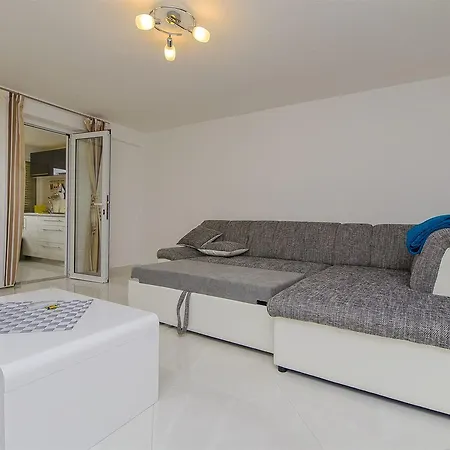 Karlo Apartment
