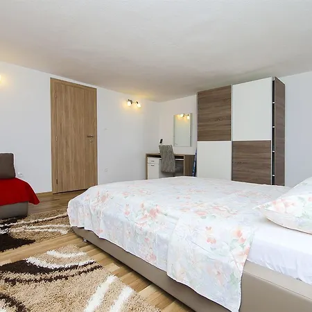 Karlo Apartment